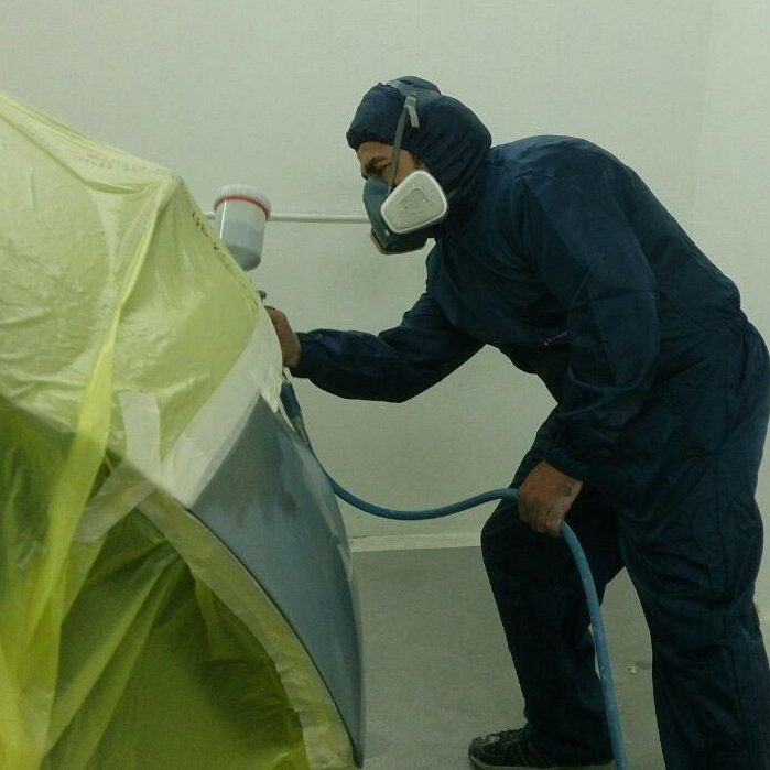 Professionelle Autolackierung in Kabine bei Matur Smartreparatur Bremen
